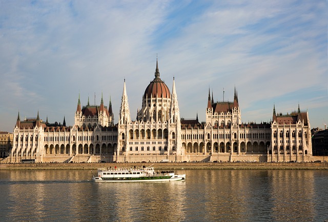 palacio en Hungria con un lago